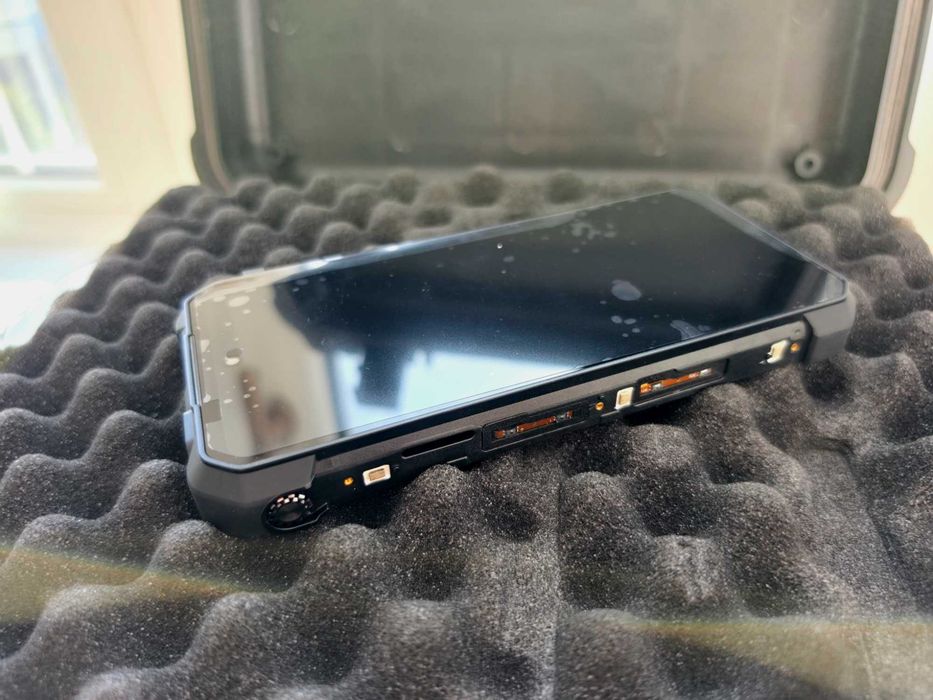 Vand telefon Tank 3 Pro in stare impecabila cu ecran de rezerva nou