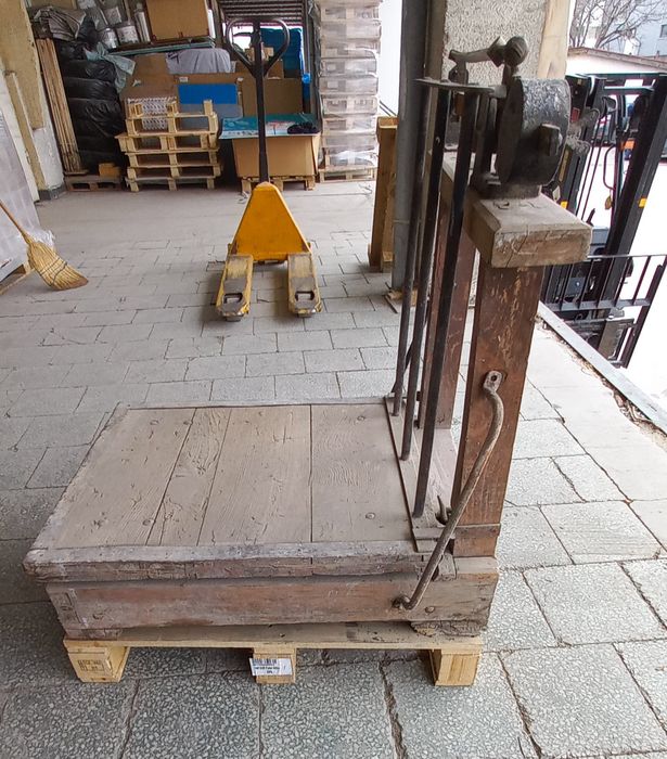 Стар  дървен  кантар на около 100г. 250€