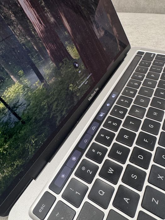 Продам MacBook Pro 13″ на чипе Apple M1.
