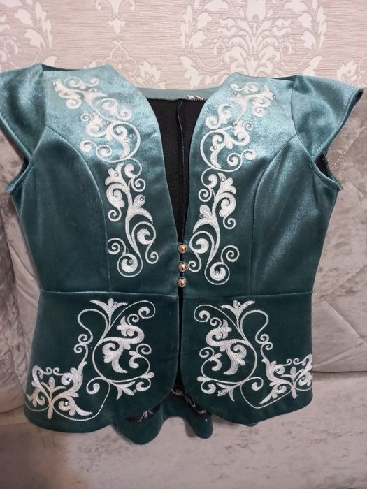 Детский национальный кастюм, камзол на 42 размер, маломерка на 10,12 л