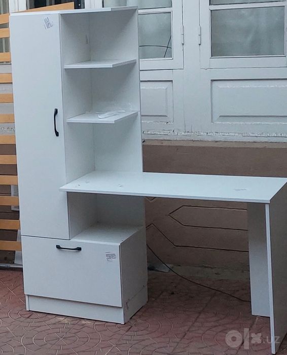 Письменный стол со шкафом.