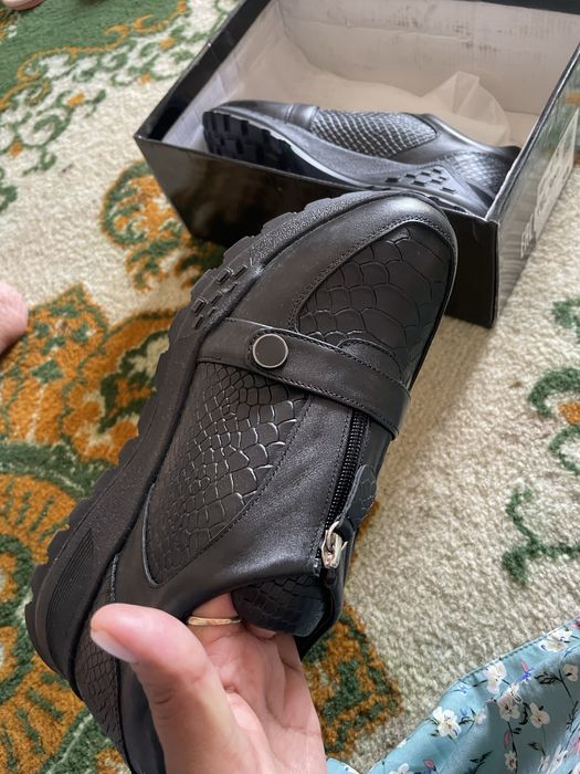 Продам кожанные кроссовки 40-43 размер