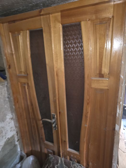 Taxta b/u eshiklar sotiladi.