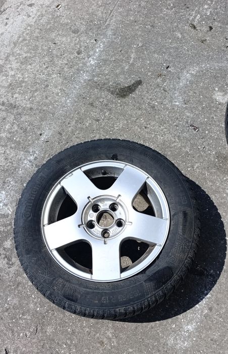 Четири джанти с гуми за" Голф 4" 195/65 R 15  Никакви кривини! Джантите са в много добро състояние! Карани са  на автомобил, който продадох!