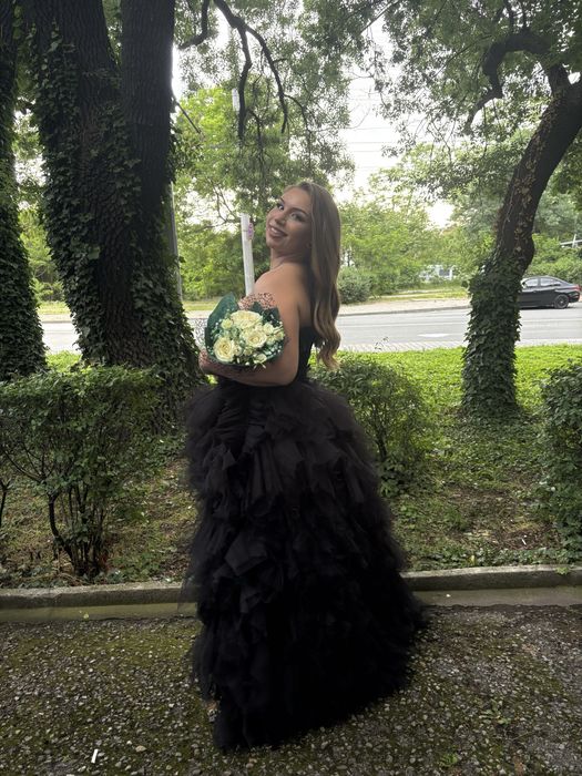 Продавам балната си си рокля, модел 2025 година.