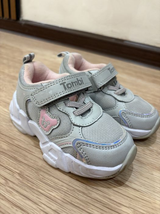 Продам детские кроссовки