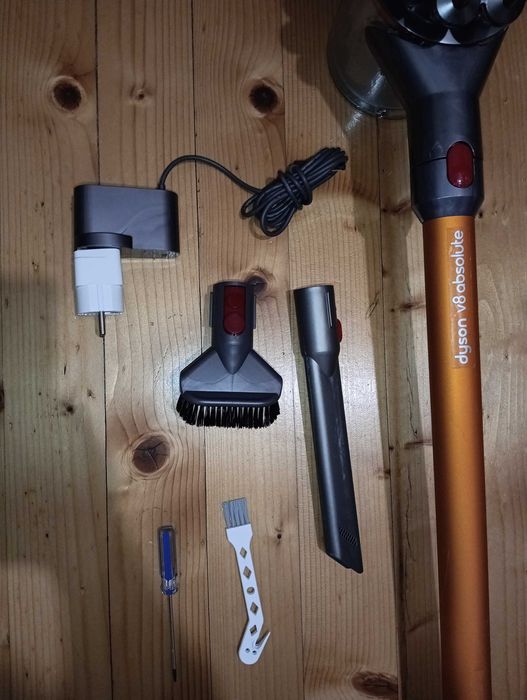 Отлична безжична Dyson V8 прахосмукачка с нова батерия и аксесоари