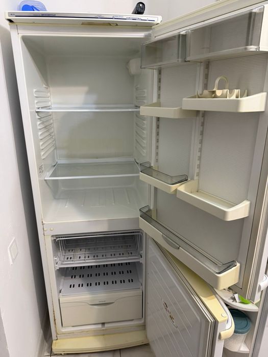 Продам холодильник сломан на запчасти