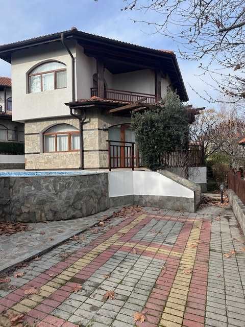 Самостоятелна къща с две спални и басейн в к-с „Vineyards Resort“