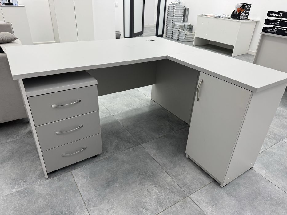 Угловой офисный стол