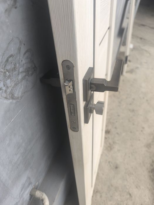 Eshik sotiladi rasiski 2 ta bor