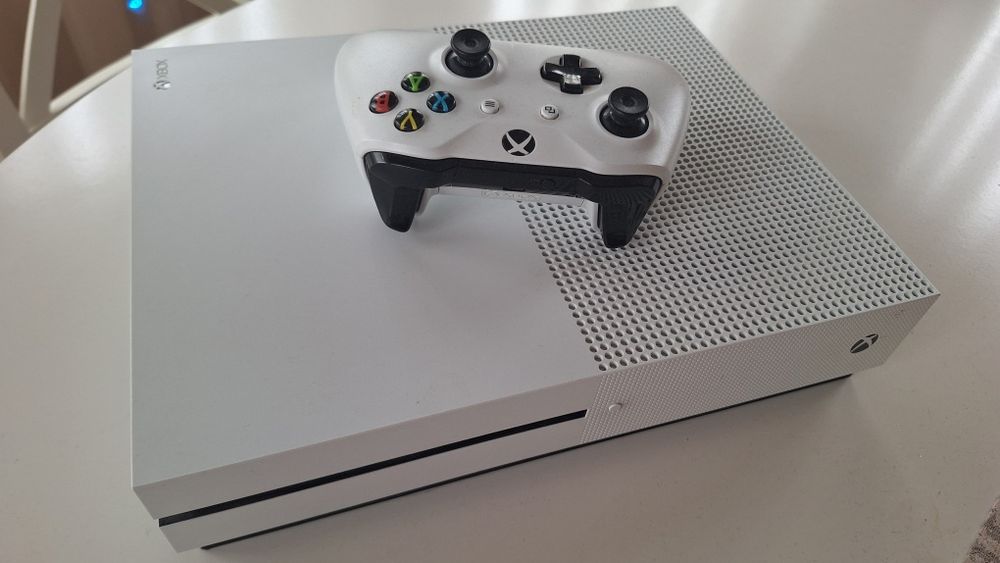 Xbox one s 512gb + controller. Pret fix