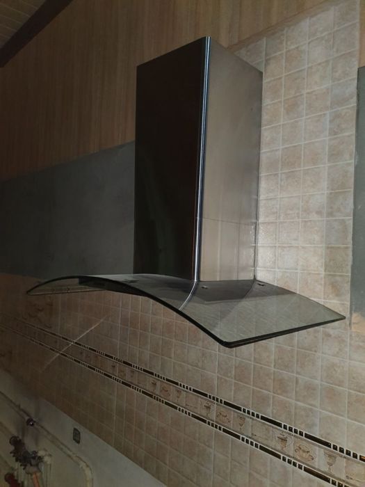 Сифатли мебель + газ плита + вытяжка,