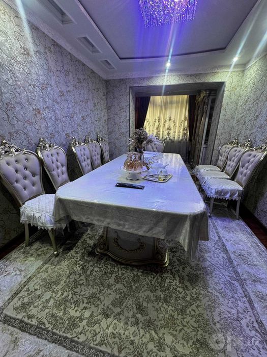 стол и стулья в хорошем состоянии
