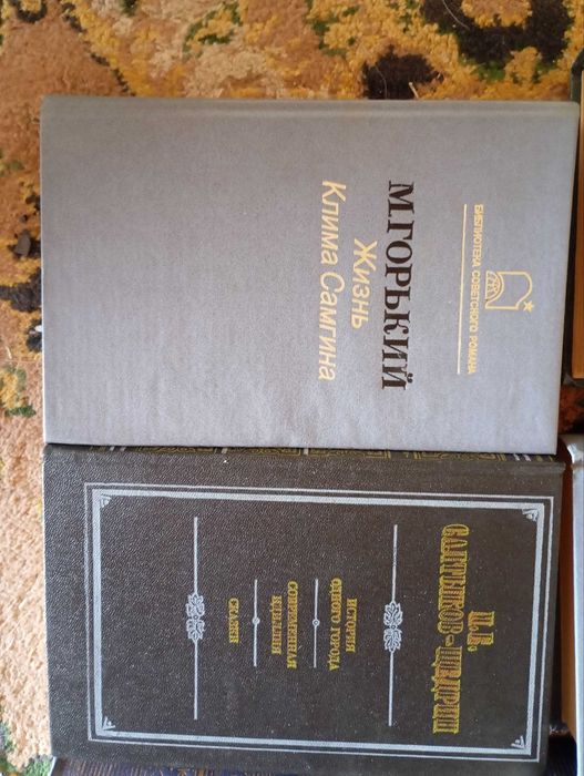 книги Пушкина. Толстого