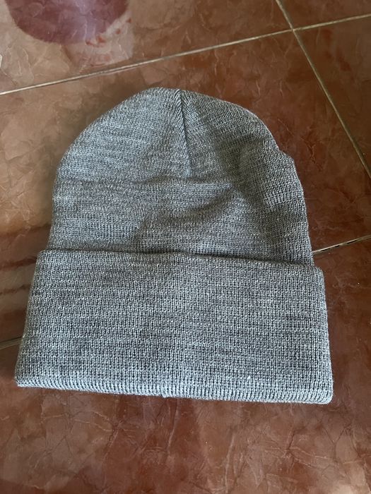 шапки новые серого цвета