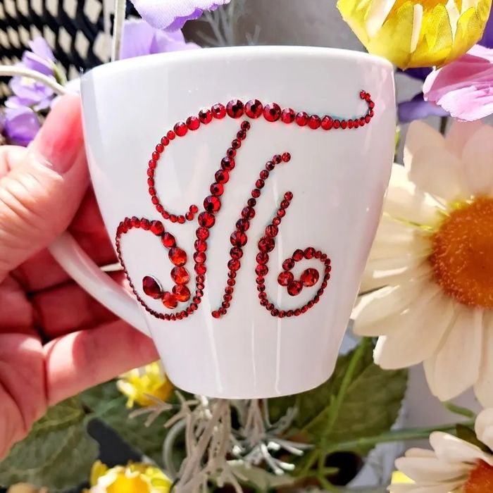 Чаша с инициали от кристални камъчета,  буква по поръчка