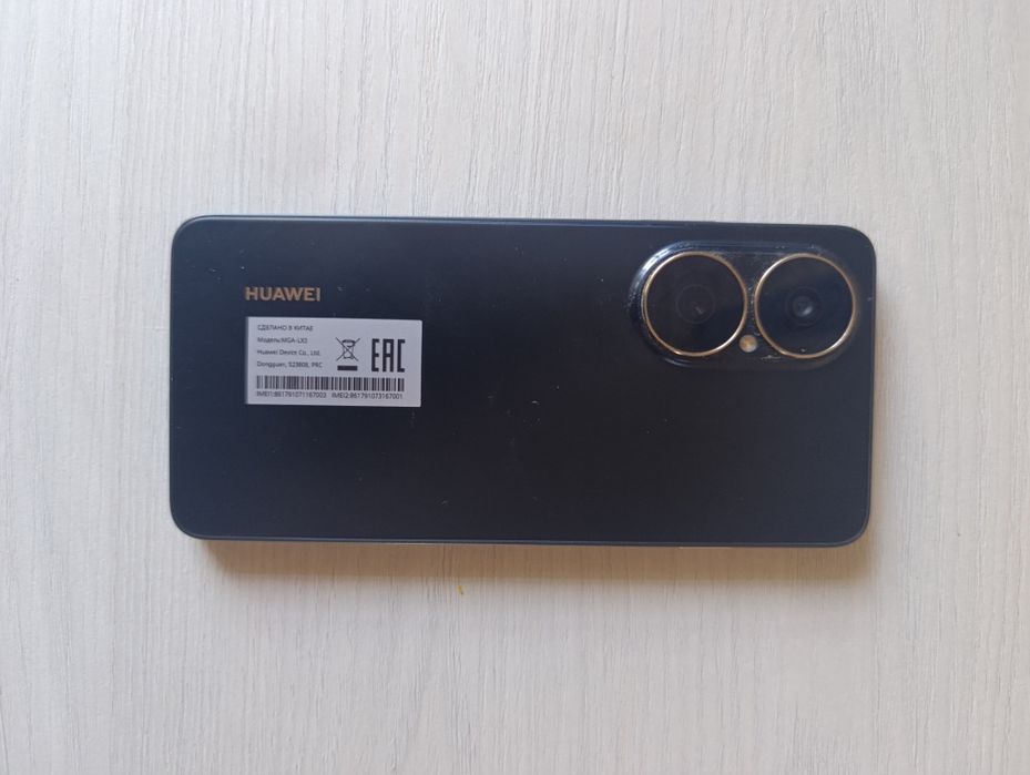 Телефон HUAWEI 8/256.