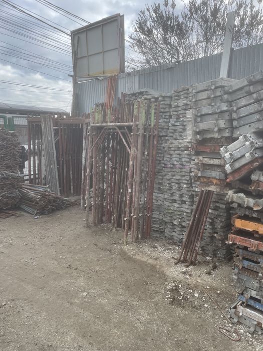 Închirez schela si popii metalici