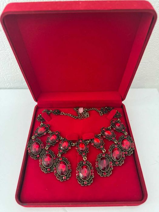 Колье с красными камнями