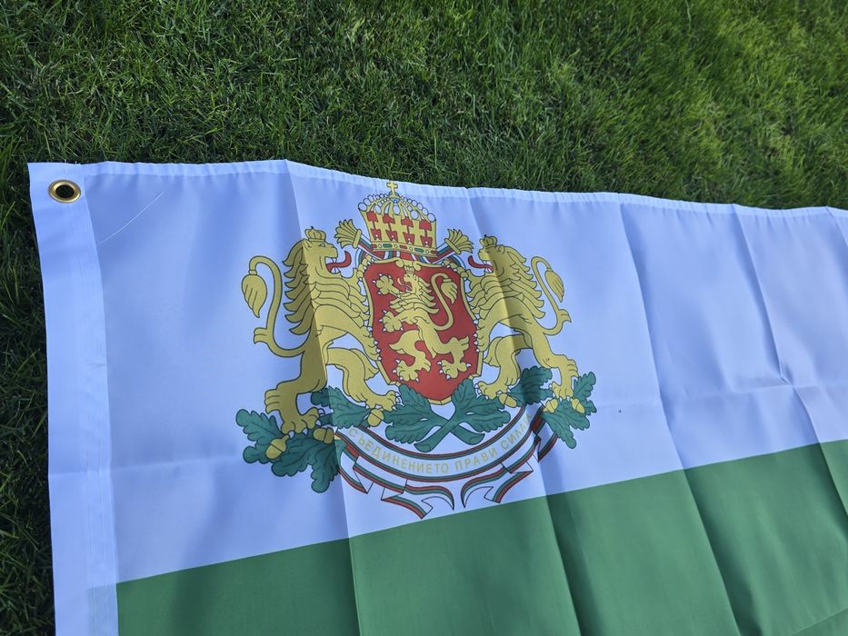 Голямо знаме на България с наспис (СВОБОДА ИЛИ СМ*РТ)