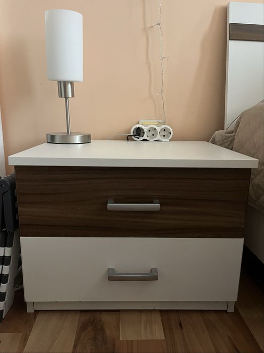 Дървени нощни шкафчета