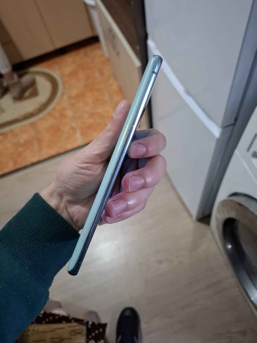 Vând samsung s20fe 128gb și o pereche de ochelari ray ban originali