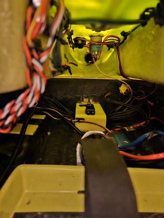 Navomodel de plantat, viteza,cu sonar  Raymarine DragonFly 7 Pro