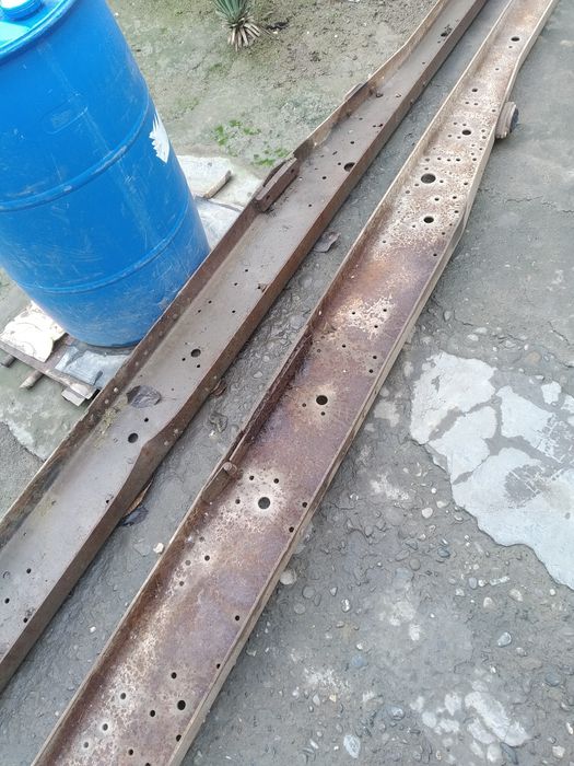 Металл рамалари 5 мэтр 24 см 2 дона бор. 1~донаси 750 минг сўм