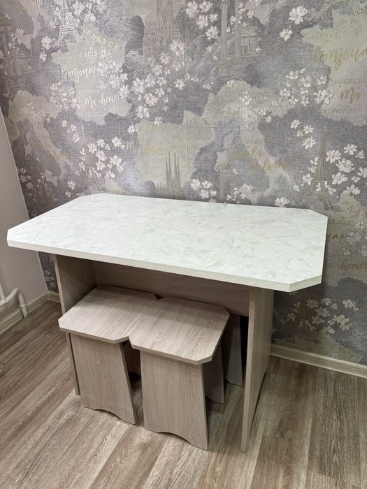 Стол + 4 табуретки