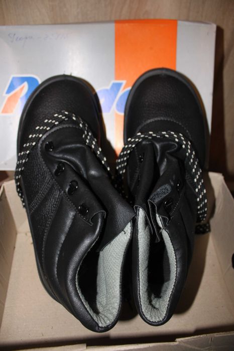 Продавам нови работни обувки(половинки и боти) . 19лв. чифта