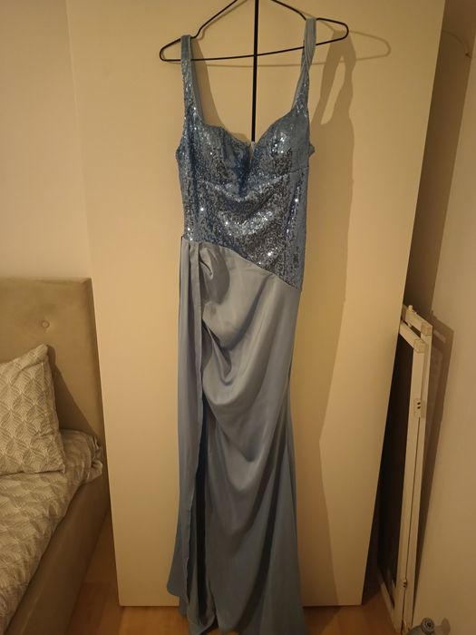 Vând rochii de seara  și de cununie civila  culoare alba ,