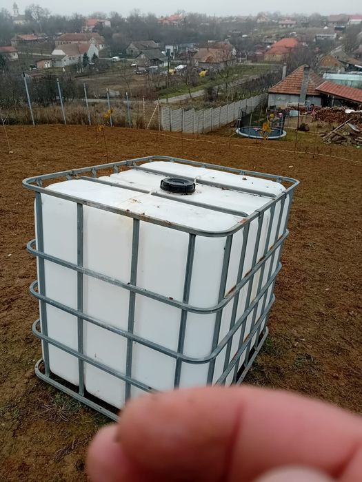Vând butoi 1000 litri 150 lei fix