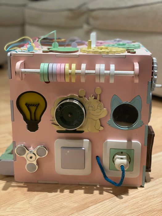 Дървен бизиборд / Бизикубче / Busy board