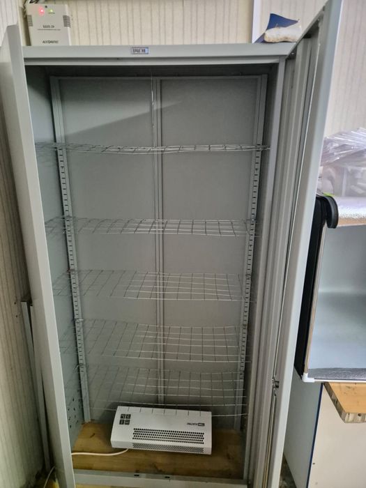 Металлический шкаф