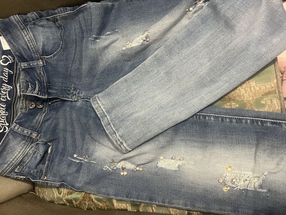 Blugi elastici cu pietre