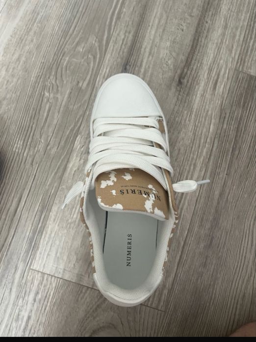 Numeris sneakers
