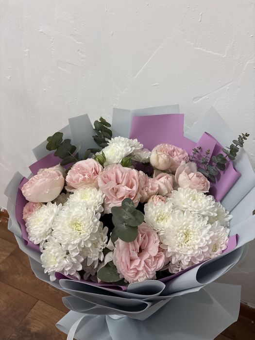 Букеты свежие роза и хризантема