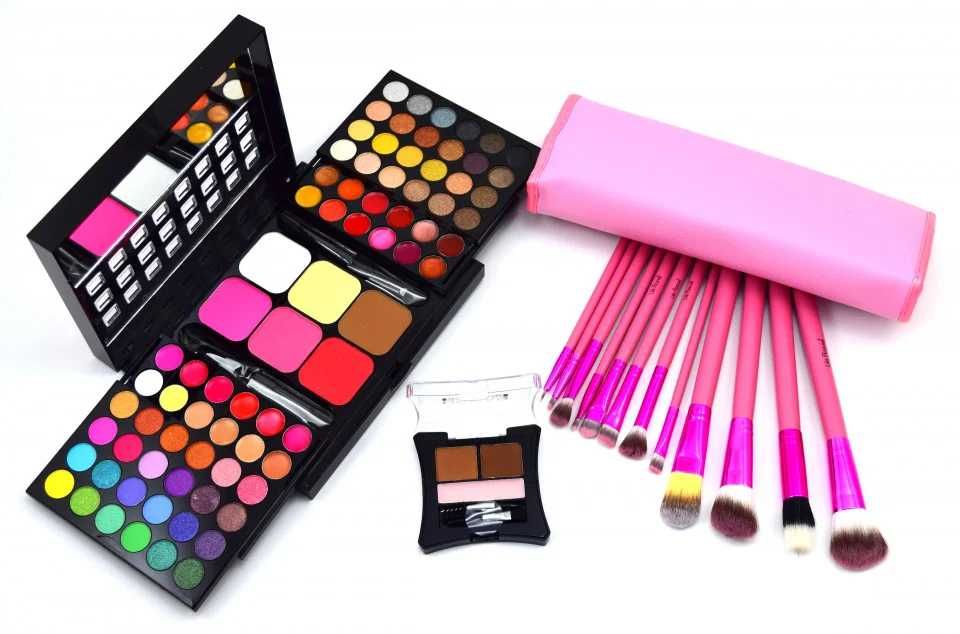 Idei cadou femei kit trusa farduri pensule machiaj trusa manichiura