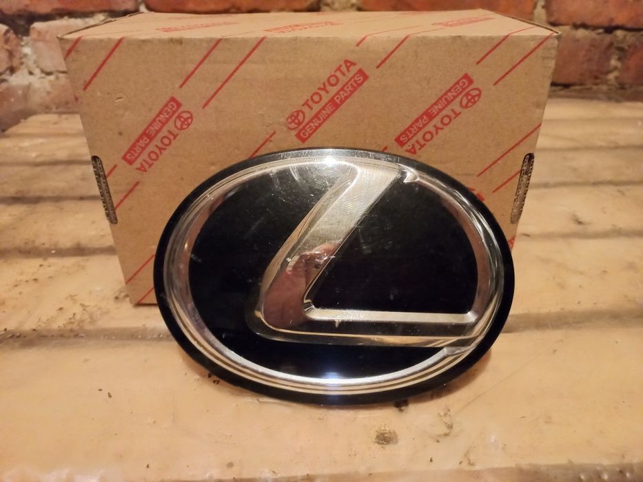 Емблеми за различни модели Тойота и Лексус