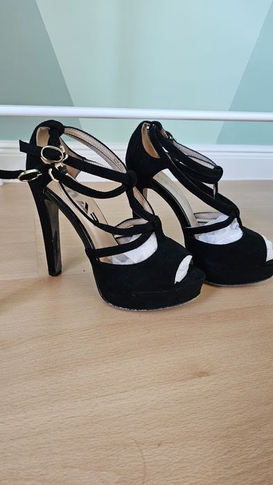 Велурени обувки на ток