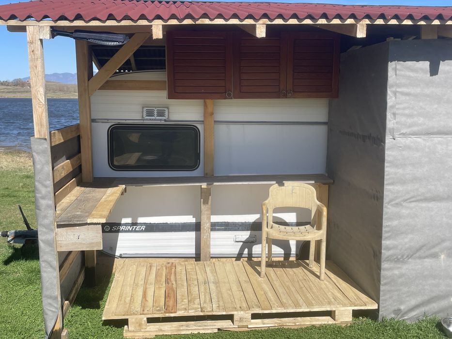 Каравана с навес и лодка на яз. Логодаж