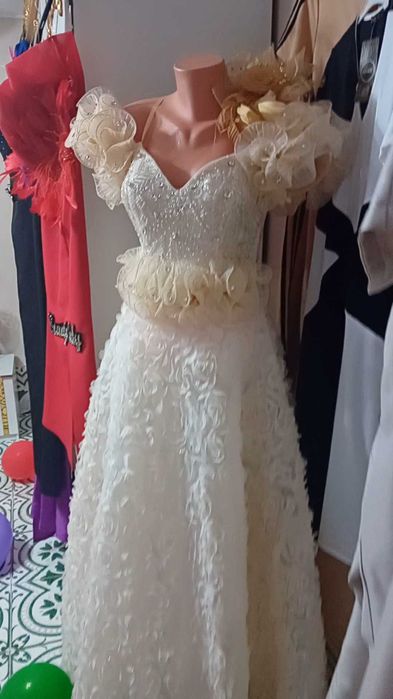 Официални рокли.