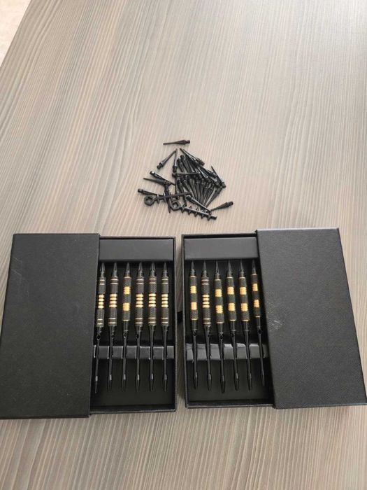 Plansa darts electronică Yirinatek cu cabinet, 12 săgeți, alimentator -  Stare  foarte buna