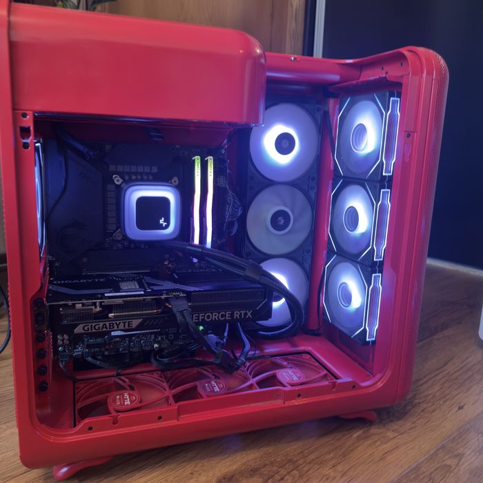 Геймърски компютър/ I7 10700K/Водно/32GB/RTX 5070/1TB SSD+1TB HDD