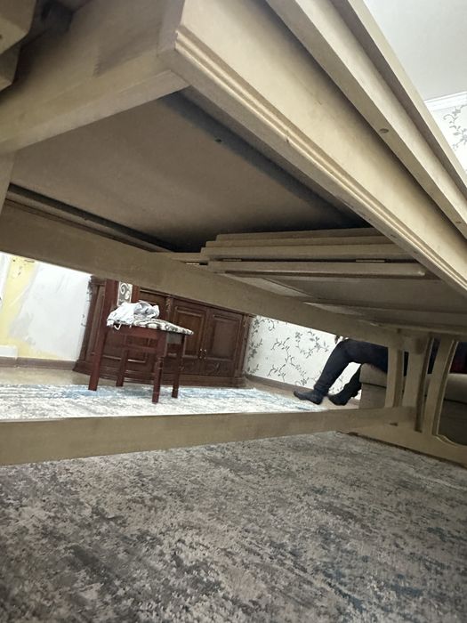 Продам большой стол для зала