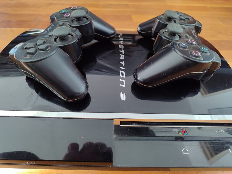 Vand ps3 (CECHC04) si 2 joystickuri + jocuri