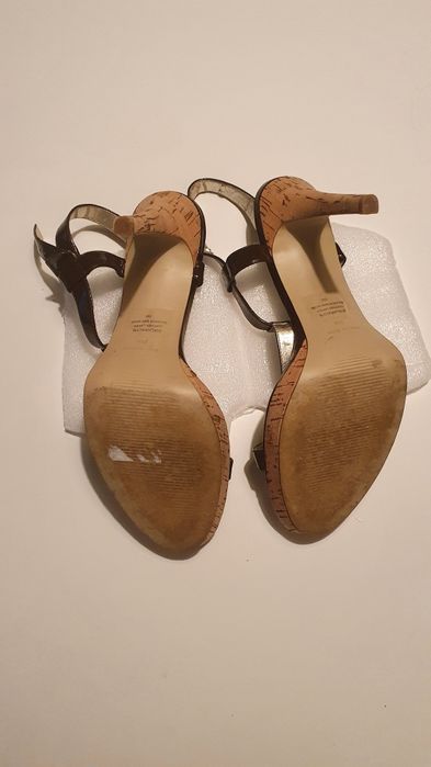 GUESS by Marciano. Sandale piele lacuita. Marime 38.