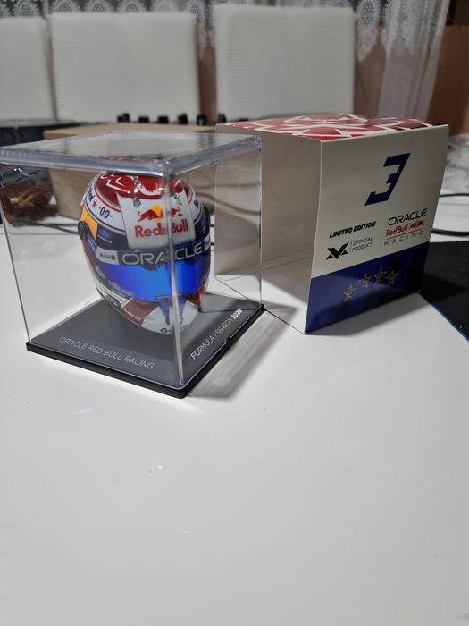 Max Verstappen seaaon helmet 1:4 schuberth