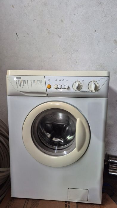 Продам стиральную  машинку зануси